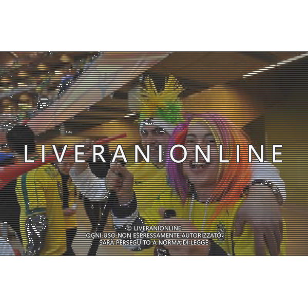 (100621) -- JOHANNESBURG, June 21, 2010 () -- Brazilian fans wear color hairs to cheer before the Group G soccer match against Ivory Coast at 2010 FIFA World Cup at Soccer City stadium in Johannesburg, South Africa, on June 20, 2010. (/Yang Lei)(xm) ©Photoshot/Agenzia Aldo Liverani Sas - ITALY ONLY: BRASILE - COSTA D\'AVORIO FIFA WORLD CUP CAMPIONATI MONDIALI SUD AFRICA 2010
