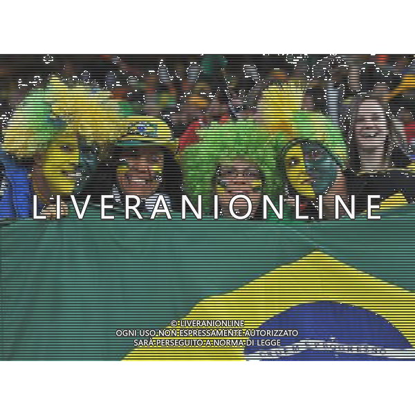 (100621) -- JOHANNESBURG, June 21, 2010 () -- Brazilian supporters cheer before the Group G soccer match against Ivory Coast at 2010 FIFA World Cup at Soccer City stadium in Johannesburg, South Africa, on June 20, 2010. (/Yang Lei)(xm) ©Photoshot/Agenzia Aldo Liverani Sas - ITALY ONLY: BRASILE - COSTA D\'AVORIO FIFA WORLD CUP CAMPIONATI MONDIALI SUD AFRICA 2010