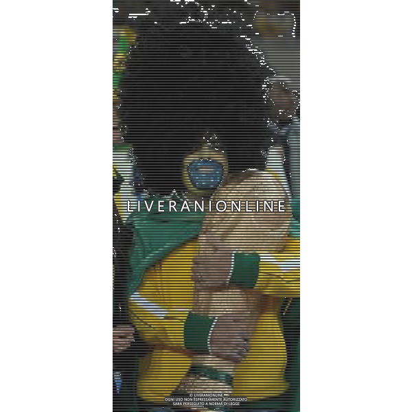 (100621) -- JOHANNESBURG, June 21, 2010 () -- A Brazilian supporter holds a model of \'Jules Rimet Cup\' before the Group G soccer match against Ivory Coast at 2010 FIFA World Cup at Soccer City stadium in Johannesburg, South Africa, on June 20, 2010. (/Wang Yuguo)(xm) ©Photoshot/Agenzia Aldo Liverani Sas - ITALY ONLY: BRASILE - COSTA D\'AVORIO FIFA WORLD CUP CAMPIONATI MONDIALI SUD AFRICA 2010