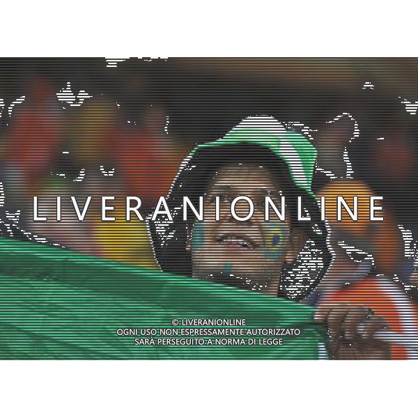 (100621) -- JOHANNESBURG, June 21, 2010 () -- A Brazilian fan awaits before the Group G soccer match against Ivory Coast at 2010 FIFA World Cup at Soccer City stadium in Johannesburg, South Africa, on June 20, 2010. (/Yang Lei)(xm) ©Photoshot/Agenzia Aldo Liverani Sas - ITALY ONLY: BRASILE - COSTA D\'AVORIO FIFA WORLD CUP CAMPIONATI MONDIALI SUD AFRICA 2010