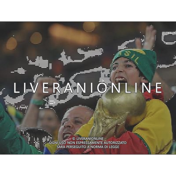 (100621) -- JOHANNESBURG, June 21, 2010 () -- A Brazilian supporter holds a model of \'Jules Rimet Cup\' to cheer before the Group G soccer match against Ivory Coast at 2010 FIFA World Cup at Soccer City stadium in Johannesburg, South Africa, on June 20, 2010. (/Yang Lei) ©Photoshot/Agenzia Aldo Liverani Sas - ITALY ONLY: BRASILE - COSTA D\'AVORIO FIFA WORLD CUP CAMPIONATI MONDIALI SUD AFRICA 2010