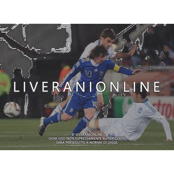 (100623) -- POLOKWANE, June 23, 2010 -- Argentina\'s Lionel Messi (front L) vies for the ball during the 2010 World Cup Group B soccer match against Greece in Polokwane, South Africa, June 22, 2010. Xu Suhui) ©Photoshot/Agenzia Aldo Liverani Sas - ITALY ONLY: ARGENTINA - GRECIA FIFA WORLD CUP CAMPIONATI MONDIALI SUD AFRICA 2010