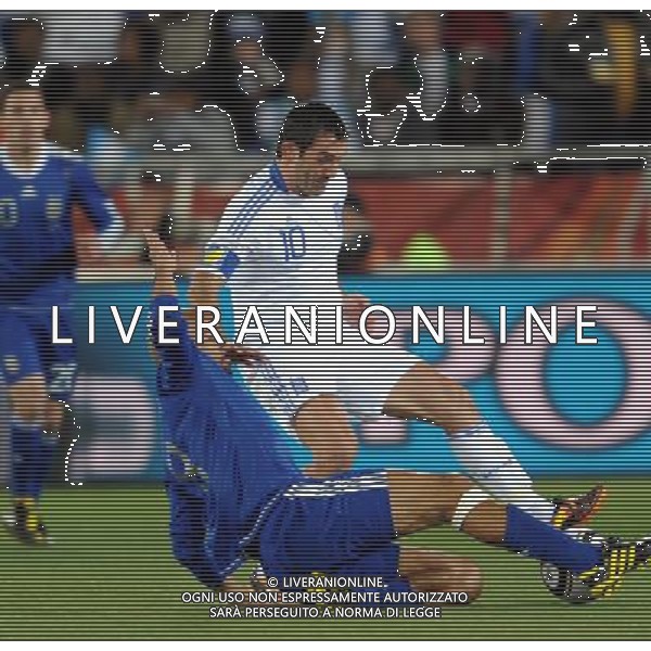 (100623) -- POLOKWANE, June 23, 2010 -- Argentina\'s Juan Veron (L2) defends Greece\'s Georgios Karagounis during the 2010 World Cup Group B soccer match in Polokwane, South Africa, June 22, 2010. Wang Yuguo) ©Photoshot/Agenzia Aldo Liverani Sas - ITALY ONLY: ARGENTINA - GRECIA FIFA WORLD CUP CAMPIONATI MONDIALI SUD AFRICA 2010