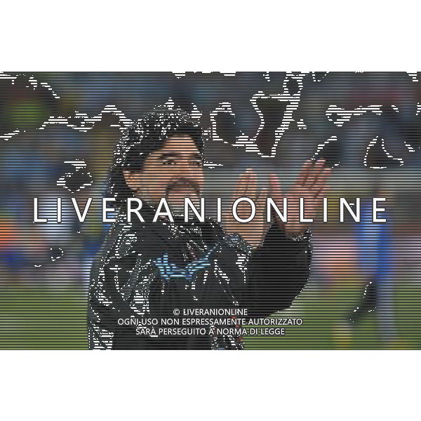 (100623) -- POLOKWANE, June 23, 2010 -- Argentine coach Diego Maradona greets the crowd before the 2010 World Cup Group B soccer match between Argentina and Greece in Polokwane, South Africa, June 22, 2010. Xu Suhui) ©Photoshot/Agenzia Aldo Liverani Sas - ITALY ONLY: ARGENTINA - GRECIA FIFA WORLD CUP CAMPIONATI MONDIALI SUD AFRICA 2010