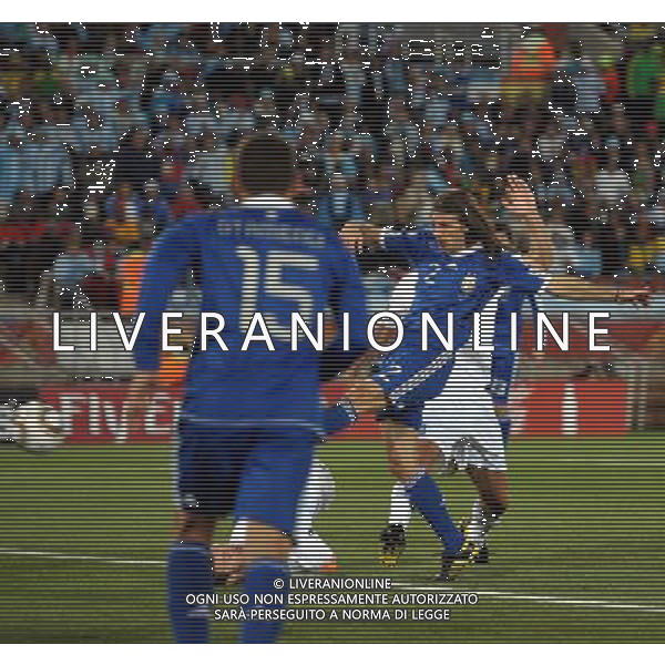 (100623) -- POLOKWANE, June 23, 2010 -- Martin Demichelis of Argentina shoots during the 2010 World Cup Group B soccer match against Greece in Polokwane, South Africa, June 22, 2010. Wang Yuguo)(fym) ©Photoshot/Agenzia Aldo Liverani Sas - ITALY ONLY: ARGENTINA - GRECIA FIFA WORLD CUP CAMPIONATI MONDIALI SUD AFRICA 2010