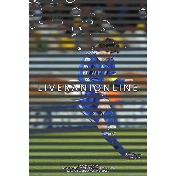 (100623) -- POLOKWANE, June 23, 2010 -- Argentina\'s Lionel Messi (R) passes the ball during the 2010 World Cup Group B soccer match against Greece in Polokwane, South Africa, June 22, 2010. Argentina won 2-0. Wang Yuguo)(fym) ©Photoshot/Agenzia Aldo Liverani Sas - ITALY ONLY: ARGENTINA - GRECIA FIFA WORLD CUP CAMPIONATI MONDIALI SUD AFRICA 2010