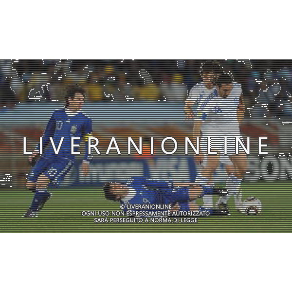 (100623) -- POLOKWANE, June 23, 2010 -- Argentina\'s Diego Milito (C) is challenged by Greece\'s Sotirios Kyrgiakos during the 2010 World Cup Group B soccer match in Polokwane, South Africa, June 22, 2010. Xu Suhui) ©Photoshot/Agenzia Aldo Liverani Sas - ITALY ONLY: ARGENTINA - GRECIA FIFA WORLD CUP CAMPIONATI MONDIALI SUD AFRICA 2010