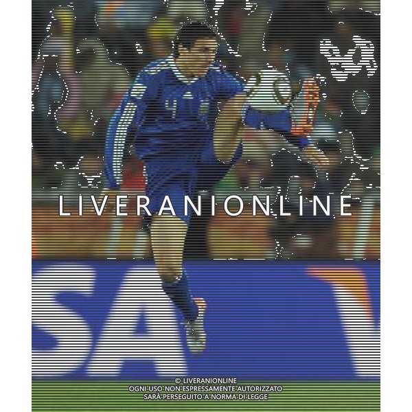 (100623) -- POLOKWANE, June 23, 2010 -- Argentina\'s Nicolas Burdisso stops the ball during the 2010 World Cup Group B soccer match against Greece in Polokwane, South Africa, June 22, 2010. Xu Suhui) ©Photoshot/Agenzia Aldo Liverani Sas - ITALY ONLY: ARGENTINA - GRECIA FIFA WORLD CUP CAMPIONATI MONDIALI SUD AFRICA 2010