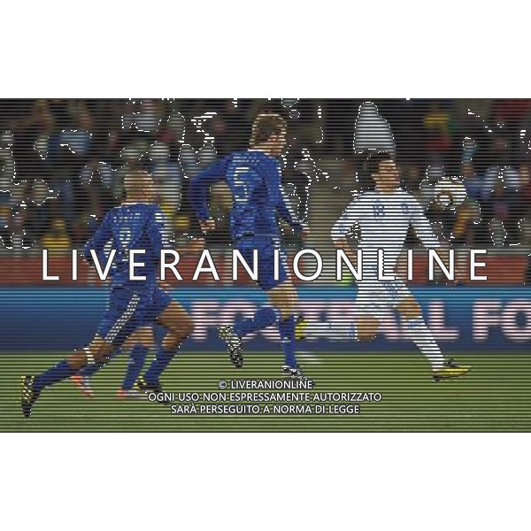 (100623) -- POLOKWANE, June 23, 2010 -- Greece\'s Sotiris Ninis (R) runs with the ball during the 2010 World Cup Group B soccer match against Argentina in Polokwane, South Africa, June 22, 2010. Wang Yuguo) ©Photoshot/Agenzia Aldo Liverani Sas - ITALY ONLY: ARGENTINA - GRECIA FIFA WORLD CUP CAMPIONATI MONDIALI SUD AFRICA 2010