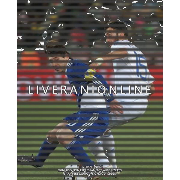 (100623) -- POLOKWANE, June 23, 2010 -- Argentina\'s Lionel Messi (L) vies with Greece\'s Vasileios Torosidis during the 2010 World Cup Group B soccer match in Polokwane, South Africa, June 22, 2010. Xu Suhui) ©Photoshot/Agenzia Aldo Liverani Sas - ITALY ONLY: ARGENTINA - GRECIA FIFA WORLD CUP CAMPIONATI MONDIALI SUD AFRICA 2010