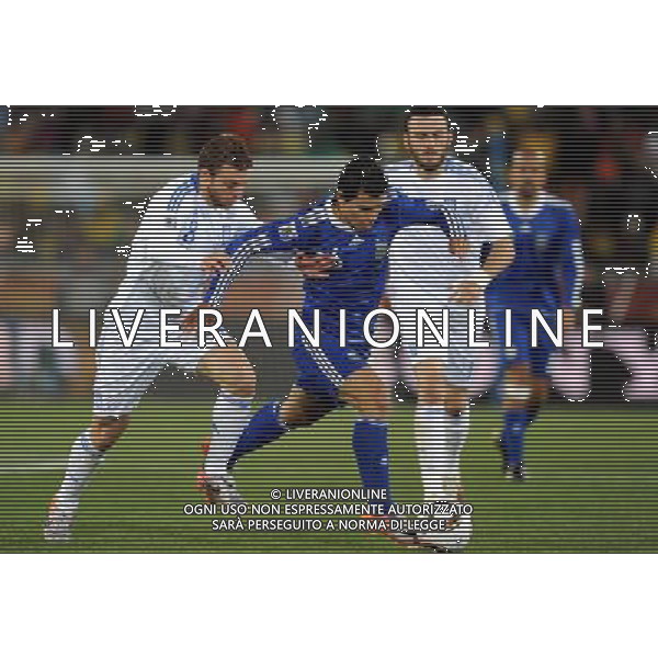 (100623) -- POLOKWANE, June 23, 2010 -- Argentina\'s Sergio Aguero (C) vies for the ball during the 2010 World Cup Group B soccer match against Greece in Polokwane, South Africa, June 22, 2010. Wang Yuguo) ©Photoshot/Agenzia Aldo Liverani Sas - ITALY ONLY: ARGENTINA - GRECIA FIFA WORLD CUP CAMPIONATI MONDIALI SUD AFRICA 2010