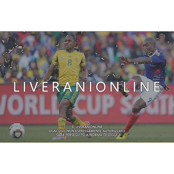 (100622) -- BLOEMFONTEIN, June 22, 2010 -- France\'s Djibril Cisse (R) shoots during the Group A match between France and South Africa at the 2010 World Cup football match in Bloemfontein, South Africa, on June 22, 2010. France lost the match 1-2. Li Ga) (zc)