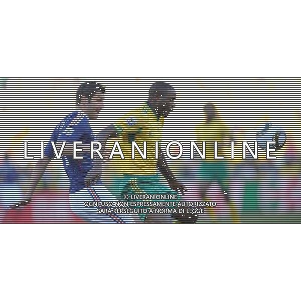 (100622) -- BLOEMFONTEIN, June 22, 2010 -- South Africa\'s Aaron Mokoena (R) vies with France\'s Yoann Gourcuff during the Group A match between France and South Africa at the 2010 World Cup football match in Bloemfontein, South Africa, on June 22, 2010. South Africa won 2-1. Li Ga) (zc)