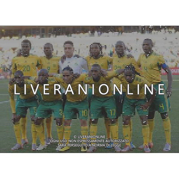 (100622) -- BLOEMFONTEIN, June 22, 2010 -FORMAZIONE SUDAFRICA- Players of South Africa pose for a photo prior to the Group A match between France and South Africa at the 2010 World Cup football match in Bloemfontein, South Africa, on June 22, 2010. South Africa won 2-1. Chen Haitong) (zc)