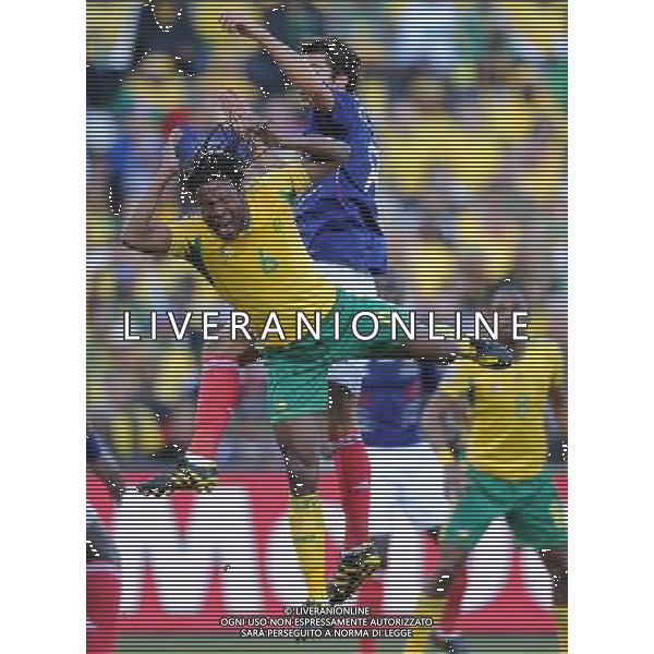 (100622) -- BLOEMFONTEIN, June 22, 2010 -- South Africa\'s MacBeth Sibaya (Front) fights with France\'s Yoann Gourcuff during the Group A match between France and South Africa at the 2010 World Cup football match in Bloemfontein, South Africa, on June 22, 2010. South Africa won 2-1. Li Ga) (zc)