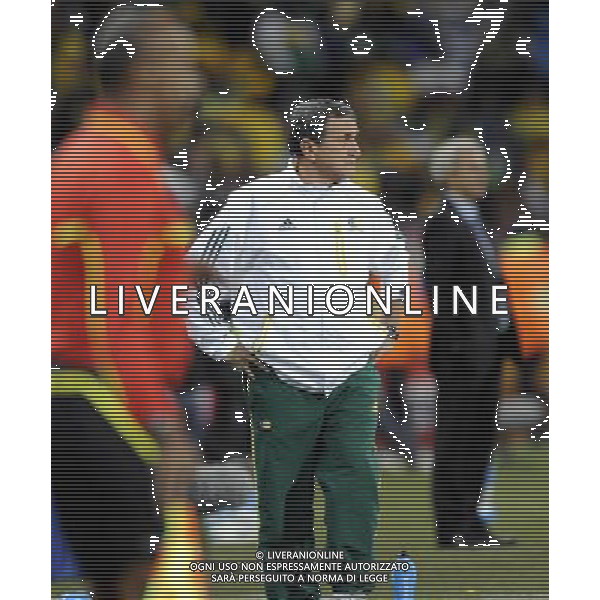 (100622) -- BLOEMFONTEIN, June 22, 2010 -- Carlos Alberto Parreira (C), head coach of South Africa, watches the game during the Group A match between France and South Africa at the 2010 World Cup football match in Bloemfontein, South Africa, on June 22, 2010. South Africa won 2-1. Chen Haitong) (zc)