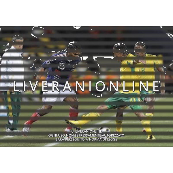 (100622) -- BLOEMFONTEIN, June 22, 2010 -- France\'s Florent Malouda (2nd L) vies with South Africa\'s Steven Pienaar (2nd R) during the Group A match between France and South Africa at the 2010 World Cup football match in Bloemfontein, South Africa, on June 22, 2010. South Africa won 2-1. Chen Haitong) (zc)