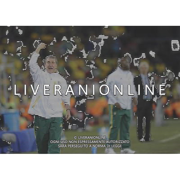 (100622) -- BLOEMFONTEIN, June 22, 2010 -- Carlos Alberto Parreira (1st L), head coach of South Africa, instructs players during the Group A match between France and South Africa at the 2010 World Cup football match in Bloemfontein, South Africa, on June 22, 2010. South Africa won 2-1. Chen Haitong) (zc)