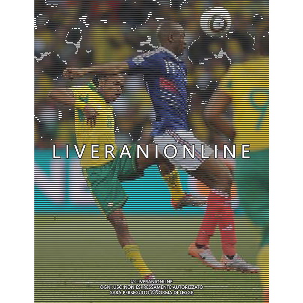 (100622) -- BLOEMFONTEIN, June 22, 2010 -- France\'s Abou Diaby (R) vies with South Africa\'s Siphiwe Tshabalala during the Group A match between France and South Africa at the 2010 World Cup football match in Bloemfontein, South Africa, on June 22, 2010. France lost the match 1-2. Li Ga) (zc)