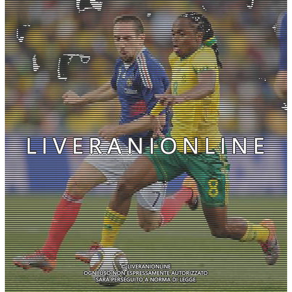 (100622) -- BLOEMFONTEIN, June 22, 2010 -- France\'s Franck Ribery (L) vies with South Africa\'s Siphiwe Tshabalala during the Group A match between France and South Africa at the 2010 World Cup football match in Bloemfontein, South Africa, on June 22, 2010. France lost the match 1-2. Li Ga) (zc)