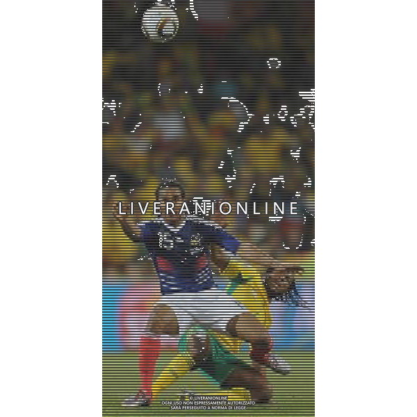 (100622) -- BLOEMFONTEIN, June 22, 2010 -- France\'s Florent Malouda (L) fights for the ball with a player of South Africa during the Group A match between France and South Africa at the 2010 World Cup football match in Bloemfontein, South Africa, on June 22, 2010. France lost the match 1-2. Li Ga) (zc)