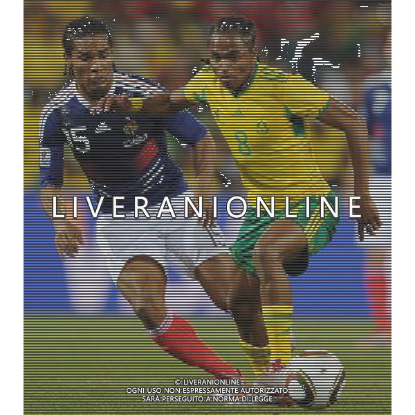 (100622) -- BLOEMFONTEIN, June 22, 2010 -- France\'s Florent Malouda (L) defends South Africa\'s Siphiwe Tshabalala during the Group A match between France and South Africa at the 2010 World Cup football match in Bloemfontein, South Africa, on June 22, 2010. France lost the match 1-2. Li Ga) (zc)