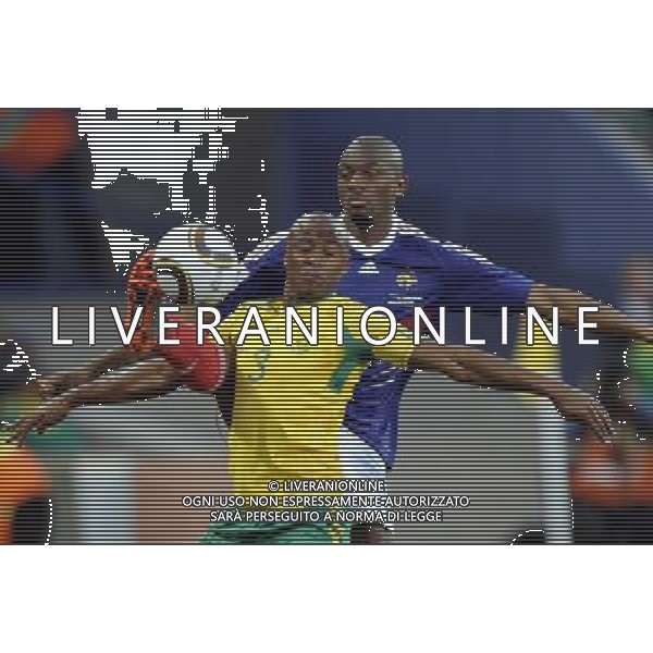 (100622) -- BLOEMFONTEIN, June 22, 2010 -- South Africa\'s Tsepo Masilela (Front) fights for the ball with a player of France during the Group A match between France and South Africa at the 2010 World Cup football match in Bloemfontein, South Africa, on June 22, 2010. South Africa won 2-1. Chen Haitong) (zc)