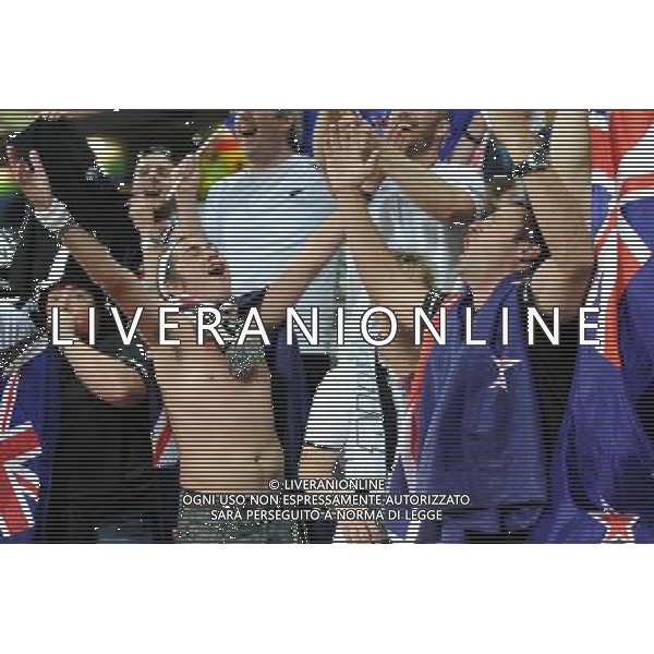 (100620) -- NELSPRUIT, June 20, 2010 () -- New Zealand\'s supporters celebrate after the 2010 World Cup Group F football match against Italy at Mbombela stadium in Nelspruit, South Africa, on June 20, 2010. The match tied 1-1. (/Guo Yong)(kh) ©Photoshot/Agenzia Aldo Liverani Sas - ITALY ONLY: ITALIA - NUOVA ZELANDA FIFA WORLD CUP CAMPIONATI MONDIALI SUD AFRICA 2010