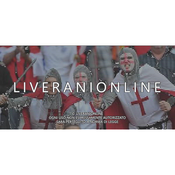 (100623) -- PORT ELIZABETH, June 23, 2010 -- Supporters of England cheer prior to the 2010 World Cup Group C soccer match between England and Slovenia at Nelson Mandela Bay stadium in Port Elizabeth, South Africa, June 23, 2010. Yang Lei) (kh) ©Photoshot/Agenzia Aldo Liverani Sas - ITALY ONLY: INGHILTERRA - SLOVENIA FIFA WORLD CUP CAMPIONATI MONDIALI SUD AFRICA 2010