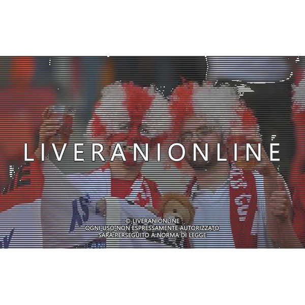 (100623) -- PORT ELIZABETH, June 23, 2010 -- Supporters of England cheer prior to the 2010 World Cup Group C soccer match between England and Slovenia at Nelson Mandela Bay stadium in Port Elizabeth, South Africa, June 23, 2010. Yang Lei) (kh) ©Photoshot/Agenzia Aldo Liverani Sas - ITALY ONLY: INGHILTERRA - SLOVENIA FIFA WORLD CUP CAMPIONATI MONDIALI SUD AFRICA 2010
