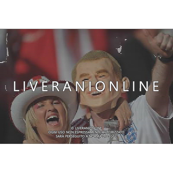 (100623) -- PORT ELIZABETH, June 23, 2010 -- Supporters of England cheer prior to the 2010 World Cup Group C soccer match between England and Slovenia at Nelson Mandela Bay stadium in Port Elizabeth, South Africa, June 23, 2010. Yang Lei) (kh) ©Photoshot/Agenzia Aldo Liverani Sas - ITALY ONLY: INGHILTERRA - SLOVENIA FIFA WORLD CUP CAMPIONATI MONDIALI SUD AFRICA 2010