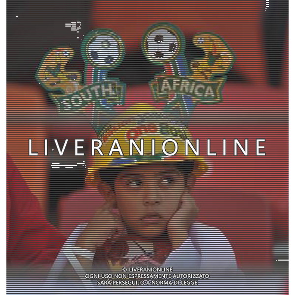 (100623) -- PORT ELIZABETH, June 23, 2010 -- A boy blocks his ears prior to the 2010 World Cup Group C soccer match between England and Slovenia at Nelson Mandela Bay stadium in Port Elizabeth, South Africa, June 23, 2010. Yang Lei) (kh) ©Photoshot/Agenzia Aldo Liverani Sas - ITALY ONLY: INGHILTERRA - SLOVENIA FIFA WORLD CUP CAMPIONATI MONDIALI SUD AFRICA 2010
