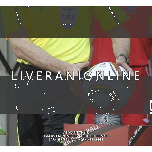 (100623) -- PORT ELIZABETH, June 23, 2010 -ARBITRO CON IL PALLONE- Referee takes the ball prior to the 2010 World Cup Group C soccer match between Slovenia and England at Nelson Mandela Bay stadium in Port Elizabeth, South Africa, June 23, 2010. Xing Guangli) (kh) ©Photoshot/Agenzia Aldo Liverani Sas - ITALY ONLY: INGHILTERRA - SLOVENIA FIFA WORLD CUP CAMPIONATI MONDIALI SUD AFRICA 2010
