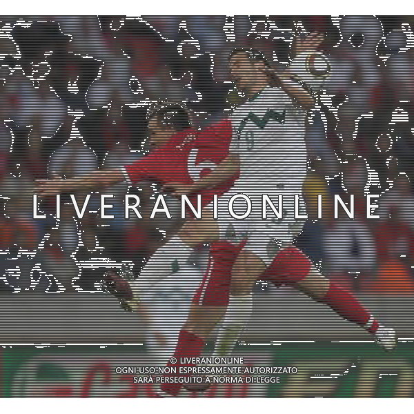 (100623) -- PORT ELIZABETH, June 23, 2010 -- England\'s John Terry (L) vies with Slovenia\'s Zlatan Ljubijankic during the 2010 World Cup Group C soccer match at Nelson Mandela Bay stadium in Port Elizabeth, South Africa, June 23, 2010. Xing Guangli) (kh) ©Photoshot/Agenzia Aldo Liverani Sas - ITALY ONLY: INGHILTERRA - SLOVENIA FIFA WORLD CUP CAMPIONATI MONDIALI SUD AFRICA 2010