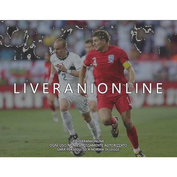 (100623) -- PORT ELIZABETH, June 23, 2010 -- Steven Gerrard (R) of England breaks through during the 2010 World Cup Group C soccer match against Slovenia at Nelson Mandela Bay stadium in Port Elizabeth, South Africa, June 23, 2010. Xing Guangli) (kh) ©Photoshot/Agenzia Aldo Liverani Sas - ITALY ONLY: INGHILTERRA - SLOVENIA FIFA WORLD CUP CAMPIONATI MONDIALI SUD AFRICA 2010