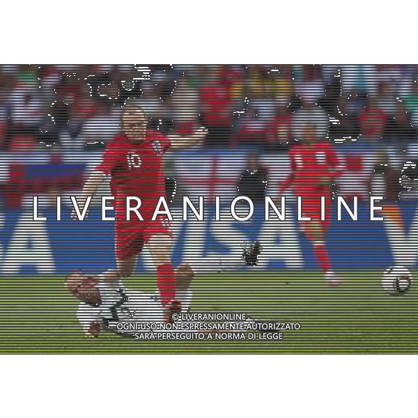 (100623) -- PORT ELIZABETH, June 23, 2010 -- England\'s Wayne Rooney (Top) vies with Slovenia\'s Miso Brecko during the 2010 World Cup Group C soccer match at Nelson Mandela Bay stadium in Port Elizabeth, South Africa, June 23, 2010. Xing Guangli) (kh) ©Photoshot/Agenzia Aldo Liverani Sas - ITALY ONLY: INGHILTERRA - SLOVENIA FIFA WORLD CUP CAMPIONATI MONDIALI SUD AFRICA 2010