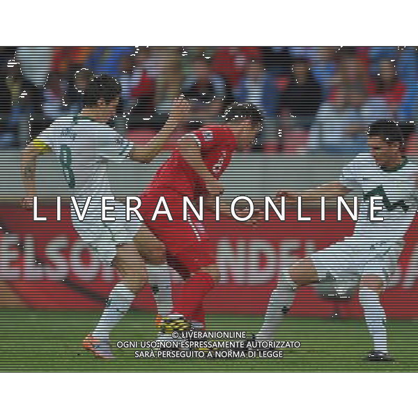(100623) -- PORT ELIZABETH, June 23, 2010 -- England\'s Frank Lampard (C) vies with Slovenia\'s Robert Koren (L) and Andraz Kirm during the 2010 World Cup Group C soccer match at Nelson Mandela Bay stadium in Port Elizabeth, South Africa, June 23, 2010. Yang Lei) (kh) ©Photoshot/Agenzia Aldo Liverani Sas - ITALY ONLY: INGHILTERRA - SLOVENIA FIFA WORLD CUP CAMPIONATI MONDIALI SUD AFRICA 2010