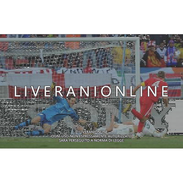 (100623) -- PORT ELIZABETH, June 23, 2010 -- Steven Gerrard (R) of England shoots during the 2010 World Cup Group C soccer match against Slovenia at Nelson Mandela Bay stadium in Port Elizabeth, South Africa, June 23, 2010. Yang Lei) (kh) ©Photoshot/Agenzia Aldo Liverani Sas - ITALY ONLY: INGHILTERRA - SLOVENIA FIFA WORLD CUP CAMPIONATI MONDIALI SUD AFRICA 2010