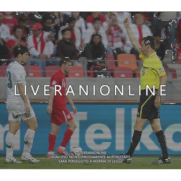 (100623) -- PORT ELIZABETH, June 23, 2010 -AMMINIZIONE- Slovenia\'s Bojan Jokic (L) is given a yellow card during the 2010 World Cup Group C soccer match against England at Nelson Mandela Bay stadium in Port Elizabeth, South Africa, June 23, 2010. Xing Guangli) (kh) ©Photoshot/Agenzia Aldo Liverani Sas - ITALY ONLY: INGHILTERRA - SLOVENIA FIFA WORLD CUP CAMPIONATI MONDIALI SUD AFRICA 2010