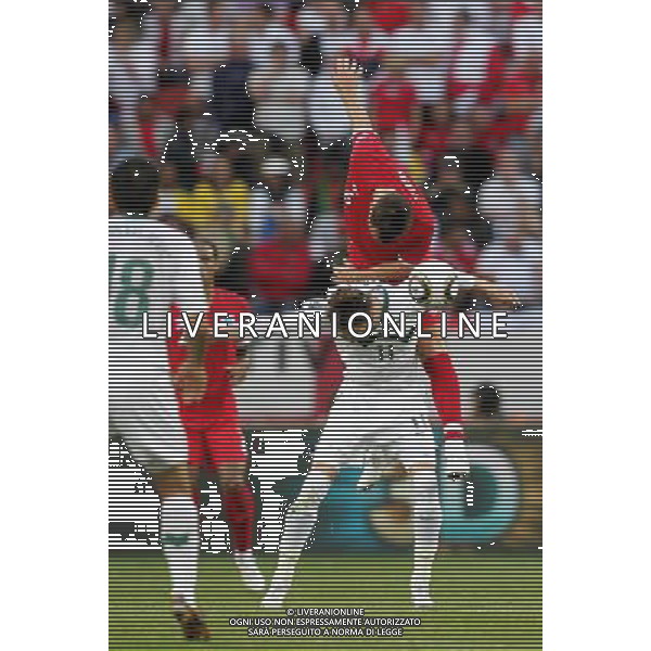 (100623) -- PORT ELIZABETH, June 23, 2010 -- England\'s John Terry (Top) vies with Slovenia\'s Milivoje Novakovic during the 2010 World Cup Group C soccer match at Nelson Mandela Bay stadium in Port Elizabeth, South Africa, June 23, 2010. Xing Guangli) (kh) ©Photoshot/Agenzia Aldo Liverani Sas - ITALY ONLY: INGHILTERRA - SLOVENIA FIFA WORLD CUP CAMPIONATI MONDIALI SUD AFRICA 2010