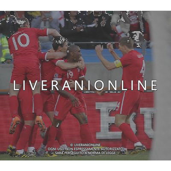 (100623) -- PORT ELIZABETH, June 23, 2010 -ESULTANZA- Enland\'s Jermain Defoe (2nd R) celebrates his scoring with teammates during the 2010 World Cup Group C soccer match against Slovenia at Nelson Mandela Bay stadium in Port Elizabeth, South Africa, June 23, 2010. Xing Guangli) (kh) ©Photoshot/Agenzia Aldo Liverani Sas - ITALY ONLY: INGHILTERRA - SLOVENIA FIFA WORLD CUP CAMPIONATI MONDIALI SUD AFRICA 2010