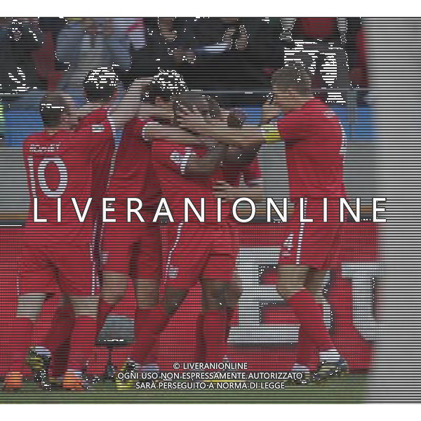 (100623) -- PORT ELIZABETH, June 23, 2010 -- Enland\'s Jermain Defoe (4th L) celebrates his scoring with teammates during the 2010 World Cup Group C soccer match against Slovenia at Nelson Mandela Bay stadium in Port Elizabeth, South Africa, June 23, 2010. Xing Guangli) (kh) ©Photoshot/Agenzia Aldo Liverani Sas - ITALY ONLY: INGHILTERRA - SLOVENIA FIFA WORLD CUP CAMPIONATI MONDIALI SUD AFRICA 2010