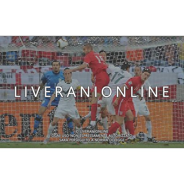 (100623) -- PORT ELIZABETH, June 23, 2010 -- Matt Upson (3rd L) of England jumps for the ball during the 2010 World Cup Group C soccer match against Slovenia at Nelson Mandela Bay stadium in Port Elizabeth, South Africa, June 23, 2010. Yang Lei) (kh) ©Photoshot/Agenzia Aldo Liverani Sas - ITALY ONLY: INGHILTERRA - SLOVENIA FIFA WORLD CUP CAMPIONATI MONDIALI SUD AFRICA 2010