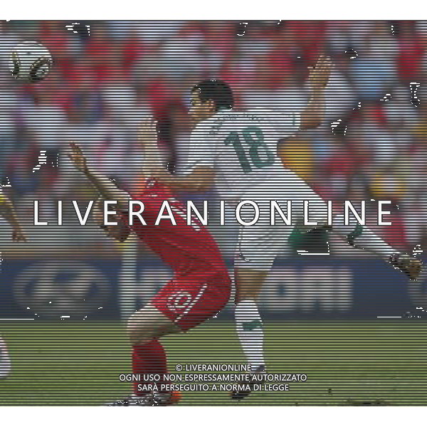 (100623) -- PORT ELIZABETH, June 23, 2010 -- Wayne Rooney (L) of England vies with Slovenia\'s Aleksandar Radosavljevic during the 2010 World Cup Group C soccer match at Nelson Mandela Bay stadium in Port Elizabeth, South Africa, June 23, 2010. Xing Guangli) (kh) ©Photoshot/Agenzia Aldo Liverani Sas - ITALY ONLY: INGHILTERRA - SLOVENIA FIFA WORLD CUP CAMPIONATI MONDIALI SUD AFRICA 2010