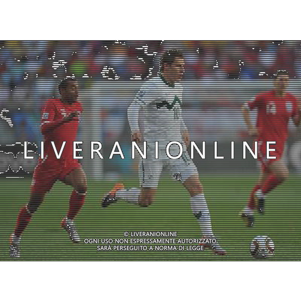 (100623) -- PORT ELIZABETH, June 23, 2010 -- Slovenia\'s Valter Birsa (C) breaks through during the 2010 World Cup Group C soccer match against England at Nelson Mandela Bay stadium in Port Elizabeth, South Africa, June 23, 2010. Yang Lei) (kh) ©Photoshot/Agenzia Aldo Liverani Sas - ITALY ONLY: INGHILTERRA - SLOVENIA FIFA WORLD CUP CAMPIONATI MONDIALI SUD AFRICA 2010