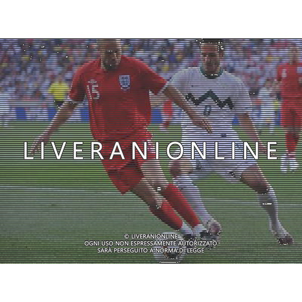 (100623) -- PORT ELIZABETH, June 23, 2010 -- Matt Upson (L) of England vies with Slovenia\'s Robert Koren during the 2010 World Cup Group C soccer match at Nelson Mandela Bay stadium in Port Elizabeth, South Africa, June 23, 2010. Yang Lei) (kh) ©Photoshot/Agenzia Aldo Liverani Sas - ITALY ONLY: INGHILTERRA - SLOVENIA FIFA WORLD CUP CAMPIONATI MONDIALI SUD AFRICA 2010