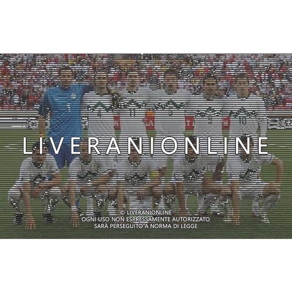 (100623) -- PORT ELIZABETH, June 23, 2010 -FORMAZIONE SLOVENIA- Slovenia\'s players pose for group pictures prior to the 2010 World Cup Group C soccer match between Slovenia and England at Nelson Mandela Bay stadium in Port Elizabeth, South Africa, June 23, 2010. Xing Guangli) (kh) ©Photoshot/Agenzia Aldo Liverani Sas - ITALY ONLY: INGHILTERRA - SLOVENIA FIFA WORLD CUP CAMPIONATI MONDIALI SUD AFRICA 2010