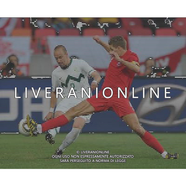 (100623) -- PORT ELIZABETH, June 23, 2010 -- England\'s Steven Gerrard (R) vies with Slovenia\'s Miso Brecko during the 2010 World Cup Group C soccer match at Nelson Mandela Bay stadium in Port Elizabeth, South Africa, June 23, 2010. England won 1-0. Yang Lei) (kh) ©Photoshot/Agenzia Aldo Liverani Sas - ITALY ONLY: INGHILTERRA - SLOVENIA FIFA WORLD CUP CAMPIONATI MONDIALI SUD AFRICA 2010