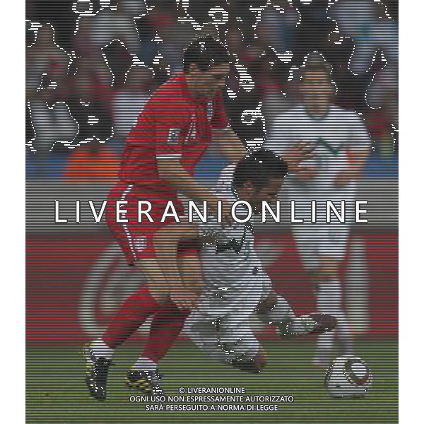 (100623) -- PORT ELIZABETH, June 23, 2010 -- England\'s Gareth Barry (L) vies with Slovenia\'s Robert Koren during the 2010 World Cup Group C soccer match at Nelson Mandela Bay stadium in Port Elizabeth, South Africa, June 23, 2010. England won 1-0. Xing Guangli) (kh) ©Photoshot/Agenzia Aldo Liverani Sas - ITALY ONLY: INGHILTERRA - SLOVENIA FIFA WORLD CUP CAMPIONATI MONDIALI SUD AFRICA 2010
