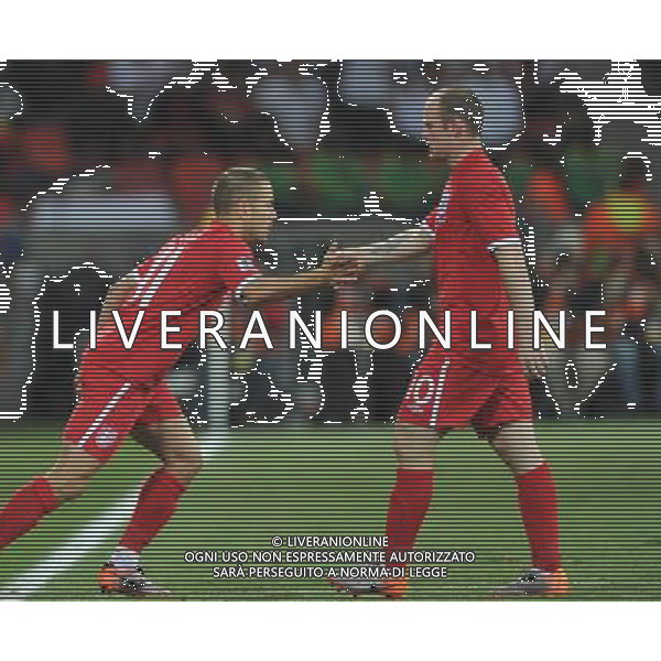 (100623) -- PORT ELIZABETH, June 23, 2010 -SOSTITUZIONE- England\'s Wayne Rooney (R) shakes hand with teammate Joe Cole during the 2010 World Cup Group C soccer match at Nelson Mandela Bay stadium in Port Elizabeth, South Africa, June 23, 2010. England won 1-0. Yang Lei) (kh) ©Photoshot/Agenzia Aldo Liverani Sas - ITALY ONLY: INGHILTERRA - SLOVENIA FIFA WORLD CUP CAMPIONATI MONDIALI SUD AFRICA 2010
